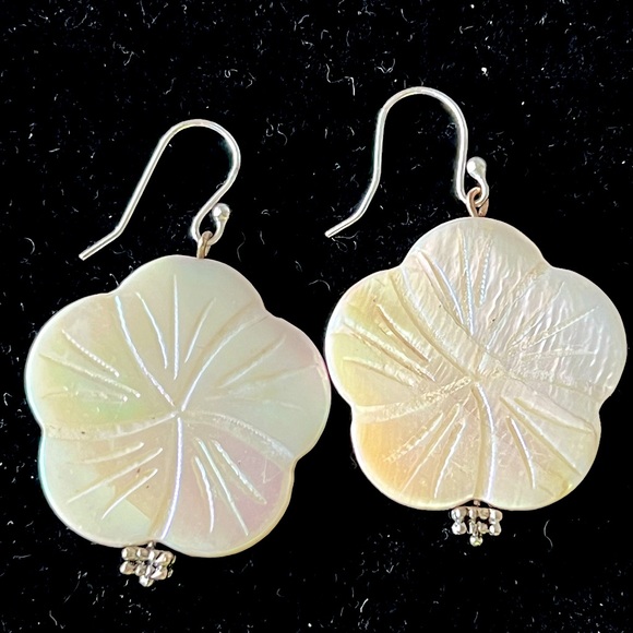 ๐ธ New AB Iridescent Carved Mother of Pearl Shell Flower Gemstone Bead Necklace - Picture 6 of 6